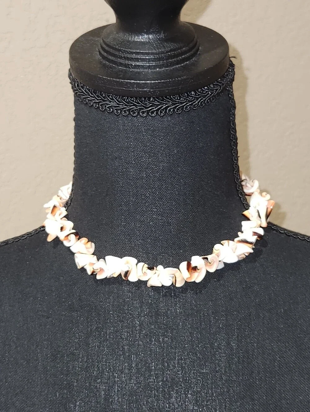 Vintage Red Lip Luhuanos Shell Choker Necklace in Cream Brown and Pink